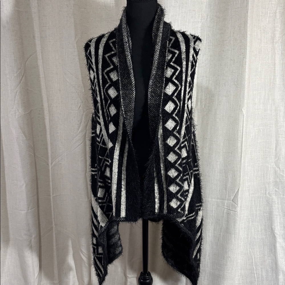 Black and White Geometric Women’s Knit Sweater Vest